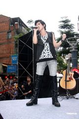 高清组图：张芸京新碟造型惊艳 台北签售见歌迷