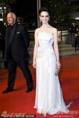 组图：《吸血鬼3D》戛纳首映 艾莎蛇皮纹裙狂野