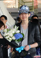 组图：魔术师Yif获花痴粉丝接机