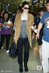 组图：李英爱与丈夫亮相机场 小鸟依人秀恩爱