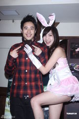 组图：潘玮柏抱兔女郎庆情人节 否认与江语晨拍拖