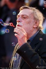 组图：爱娃助阵《沙漠驼影》首映 现场玩吹泡泡