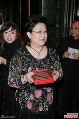 组图：陈晓东迎娶小12岁女友 母亲开心派喜糖