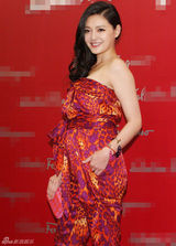 组图：大S笑称结婚1年与老公变熟 造人大计要随缘