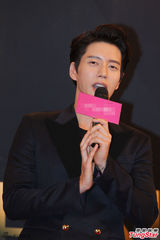 组图：“辉京”朴海镇空降北京 黑西装帅气逼人