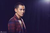 组图：韩栋时尚写真绅士气质不失雅痞