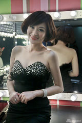 组图：方龄助阵黄征发布会 气质古典笑容甜美