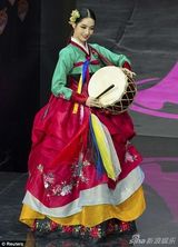 组图:2013环球小姐上演Cosplay 佳丽变身擎天柱