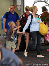 组图：布兰妮一家飞抵夏威夷 小甜甜遮腹疑似怀孕