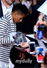 组图：史密斯父子出席《After Earth》首尔红毯