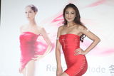 组图：陈思璇桃红连身裙亮相走秀分享美腿秘诀