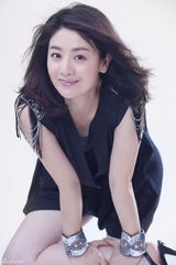 组图：小李琳拍写真 显成熟优雅女人味