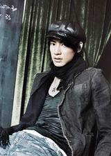 组图：阮伟旌最新写真文艺范儿十足