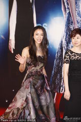 组图：汤唯牡丹裙艳丽争春 入围影后淡定抚秀发