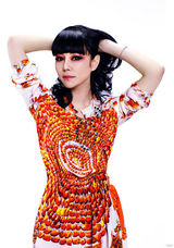 组图：石梅最新写真长发飘逸展现妩媚