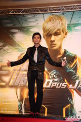 组图：周杰伦帅气亮相庆功宴 自曝秀腹肌靠打光