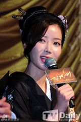 组图：金贤重《感激时代》发布 女星网袜秀开场