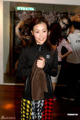 高清图：容祖儿为演唱会彩排 地狱式拉筋刻苦训练