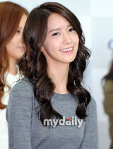 组图：少女时代参加慈善拍卖 筹善款帮单身妈妈