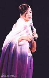 策划：回顾梅艳芳经典舞台 百变造型成传奇