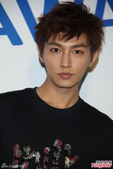 组图：炎亚纶胡宇崴活动现身引粉丝尖叫