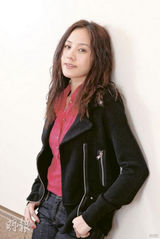 组图：林嘉欣女儿照片曝光 取名Kayla体重6.1斤