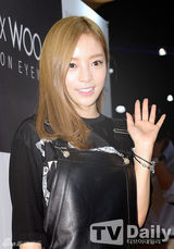 组图：少时Tiffany李玹雨等出席活动墨镜拉风