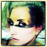 组图：钱妞ke$ha出席活动秀美腿 眼妆另类