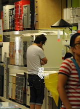 浪眼独家：潘粤明显孝心带母亲挑选家具