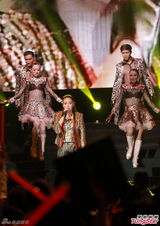 组图：黎瑞恩慈善个唱开锣 开心落泪唱经典