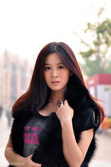 组图：歌手张萌大玩小清新 拍摄唯美户外写真