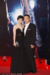 组图：钱嘉乐携爱妻现身 汤盈盈黑裙大气