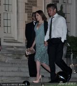 组图：约翰逊和西恩-潘亮相晚宴 十指紧扣秀甜蜜