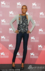 组图：《硬纸盒小镇》记者会 女主角光头造型抢眼