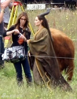 组图：朱莉新片顶牛角穿道袍 红唇妖艳颧骨分明