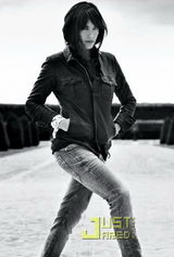 幻灯图片：丽芙-泰勒代言牛仔裤 身材修长台阶横卧