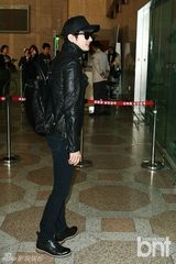 组图：韩星朴施厚全黑造型现身机场赴中国