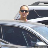 组图：杰西卡-阿尔芭产后积极恢复 塑身运动装亮相