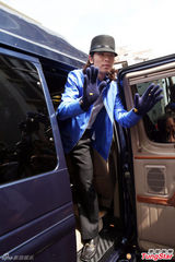 组图：萧敬腾险被泼粪 出面说明称绝不屈服