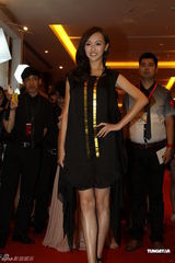 组图：唐嫣出席时尚活动 坦承台湾行见过邱泽