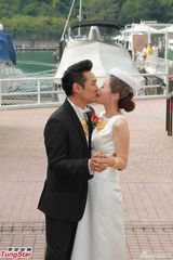 组图：杜德伟现场派发红包 新娘秀钻戒金饰贵气