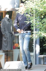 组图：明道逛西湖大庭广众提裤掏裆显不雅