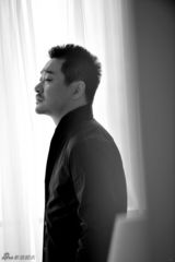 组图：王景春黑白写真温暖惬意沧桑范