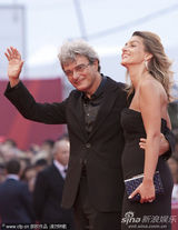 高清图：《我们相信》首映 弗朗西斯卡粉裙秀身姿