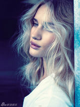 组图：超模罗茜-汉丁顿登《Vogue》秀美腿