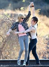 组图：泰勒MV与男模亲昵搂抱 金鸡独立露奶罩