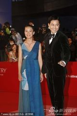 组图：郑雨盛(郑宇成)黑色西服帅气亮相釜山红毯