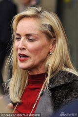 组图：莎朗-斯通长袍显邋遢 老态毕露性感不在