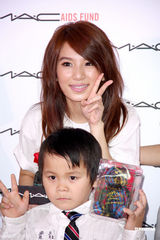 组图：Hebe亲切可爱热心公益 透露Ella赴美学英文