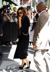 组图：贝克汉姆狗仔前护妻 紧牵维多利亚不松手